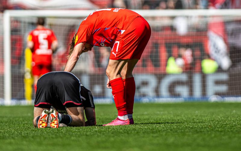 cầu thủ thể hiện tinh thần fair play
