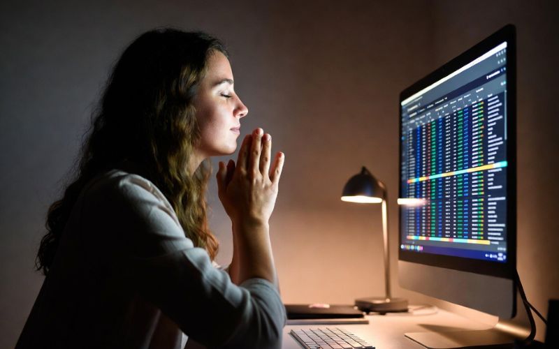 người chơi giữ bình tĩnh khi soi kèo bóng đá